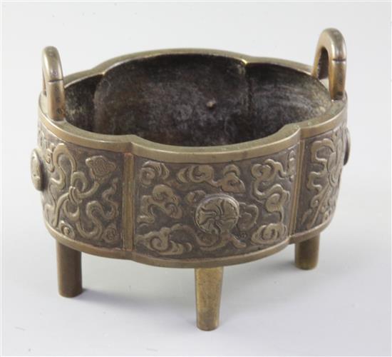 A Chinese quatrelobed bronze censer, Xuande mark, 18th/19th century, width 12.3cm, two legs replaced